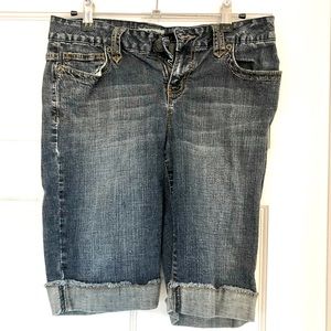 SO size 9 Jean capri Bermuda shorts in great condition